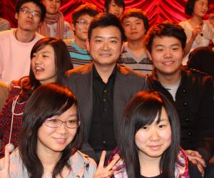 中國傳媒大學和央視主持人合影留念